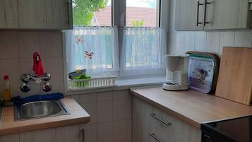Een koelkast, een microgolfoven, een oven