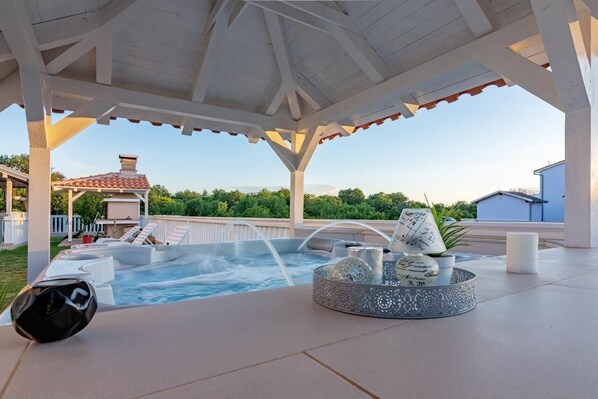 Bain à remous extérieur