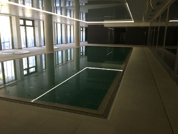 Piscine couverte, piscine extérieure