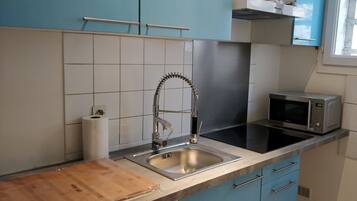 Kühlschrank, Mikrowelle, Ofen, Herdplatte