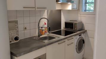 Kühlschrank, Mikrowelle, Ofen, Herdplatte