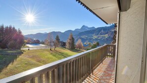 Ein Balkon mit Blick auf Berge und einen See.