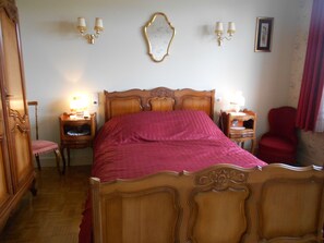 2 chambres, fer et planche à repasser