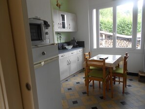 Fridge, microwave, stovetop, dishwasher - Bright independent house with enclosed garden (La Villetelle)