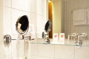Economy Triple Room | Bathroom | Hair dryer, towels