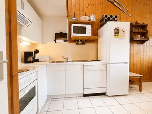 Wasserkocher mit Kaffee-/Teezubehör, Kühlschrank, Mikrowelle, Ofen