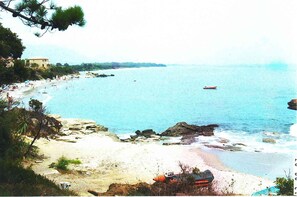 On the beach, sun loungers, beach towels - Beach<50m.Equipped terrace. Parking. Car and bicycle options. Wifi.  No. of activities (Marine de Bravone)