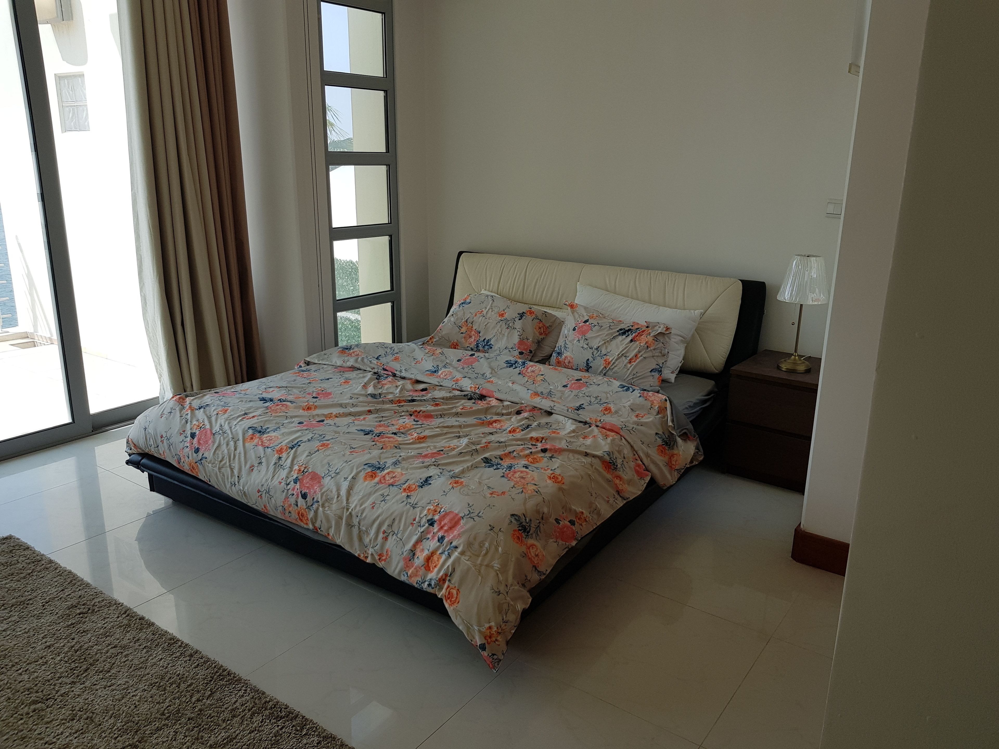 3 개의 침실, 암막 커튼