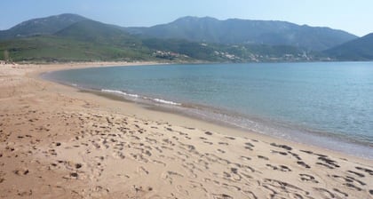 Rez de jardin entre mer et montagne
