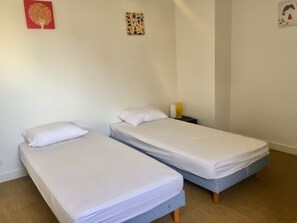 4 slaapkamers, een strijkplank/strijkijzer, wifi