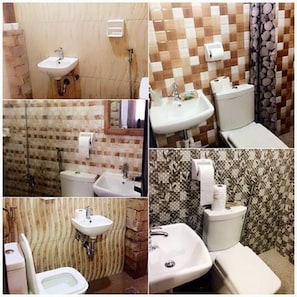 Shower, towels - Bognot Lodge Mt Pinatubo Guesthouse (Capas)