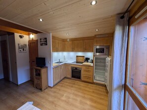 Frigorífico, microondas, horno y lavavajillas