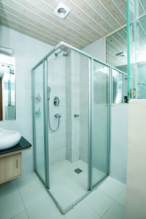 Quarto solteiro luxo | Banheiro | Banheira e chuveiro separados, chuveiro com efeito de chuva