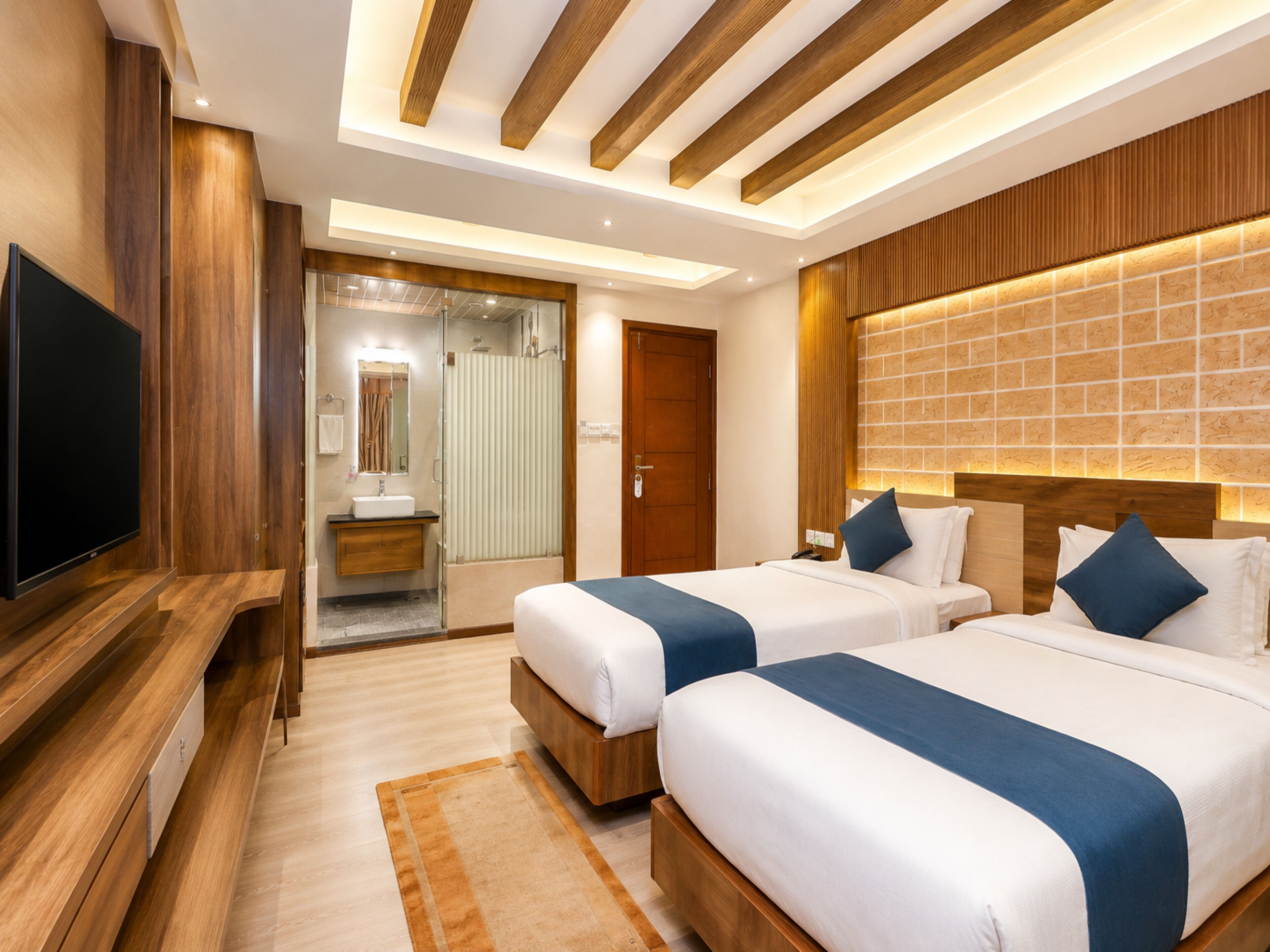 Habitación triple familiar | Ropa de cama de alta calidad, camas Select Comfort y minibar 