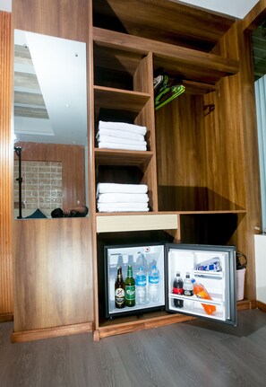 32-Zoll-Flachbildfernseher mit Kabelempfang, Kamin, Pay-TV