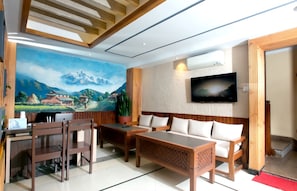 Télévision à écran plat de 32 pouces avec chaînes par câble, cheminée