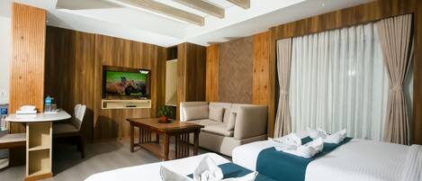 Habitación triple familiar | Ropa de cama hipoalergénica, colchones con acolchado adicional, minibar