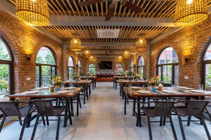 Breakfast, lunch, dinner served; international cuisine 