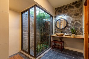 Shower, free toiletries, hair dryer, slippers - Tam Coc Banana Bungalow (Hoa Lu)