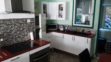 Een koelkast, een microgolfoven, een oven, een kookplaat