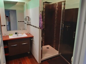 Dusche, Haartrockner, Handtücher, Toilettenpapier