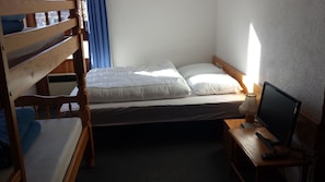 2 bedrooms, iron/ironing board, free WiFi, wheelchair access