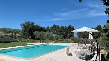 Piscine extérieure (ouverte en saison), cabanons gratuits