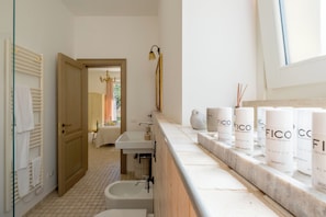 Superior tweepersoonskamer, privébadkamer, uitzicht op tuin | Badkamer | Een haardroger, een bidet, handdoeken, zeep
