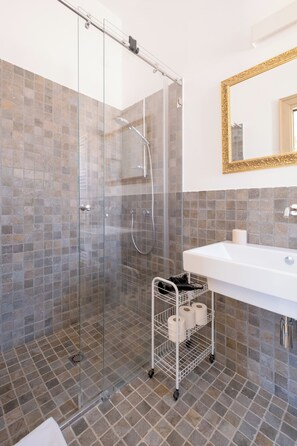 Standaard tweepersoonskamer, privébadkamer, uitzicht op tuin | Badkamer | Een haardroger, een bidet, handdoeken, zeep