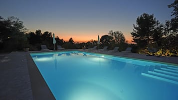 Seasonal outdoor pool, free cabanas, pool umbrellas