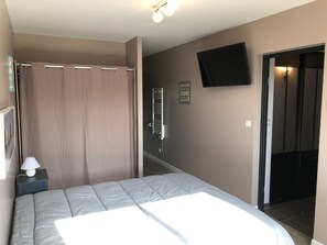 4 bedrooms, iron/ironing board, WiFi, wheelchair access