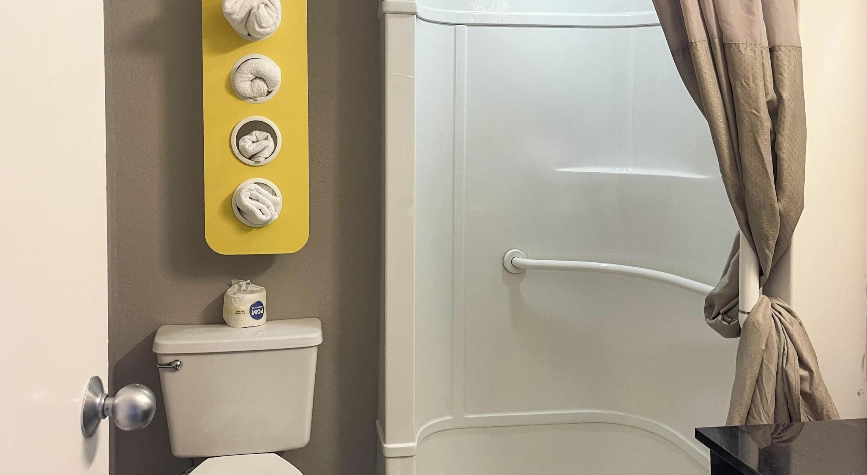 Bañera con ducha, artículos de tocador gratuitos, toallas