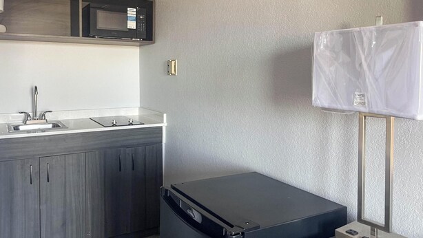 Room, 1 Queen Bed, Non Smoking | Private kitchen - Studio 6 – Fort Collins, CO (Fort Collins)