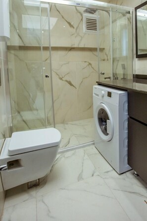 Apartment | Bathroom | Shower, towels - Umt Apart (Alanya)