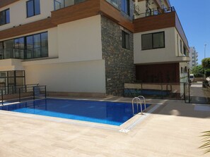 Una piscina al aire libre de temporada