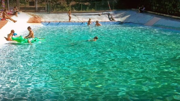 A swimming pool with clear water, surrounded by a pool deck. - --- Mobile home n ° 17 --- (ESCARO)