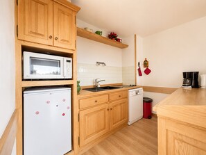 Fridge, microwave, stovetop, dishwasher - Apartment at the foot of the slopes, near shops (Notre-Dame-de-Bellecombe)