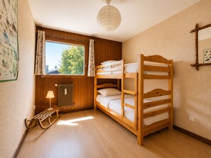 A bunk bed room with a window, a radiator, and a hanging lamp. - Apartment at the foot of the slopes, near shops (Notre-Dame-de-Bellecombe)