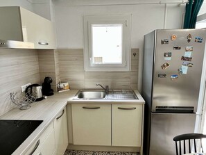 Kühlschrank, Ofen, Geschirrspüler, Wasserkocher mit Kaffee-/Teezubehör