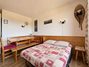A room with a wooden bed, a bench, a table, and a wall-mounted rack. - Sunny studio with balcony at 1450m (Notre-Dame-de-Bellecombe)