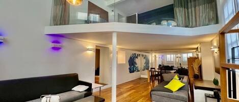 Televisión y chimenea