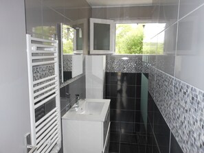 Douche, séchoir à cheveux, serviettes fournies, papier de toilette