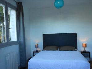 3 chambres, fer et planche à repasser, lit de bébé portatif
