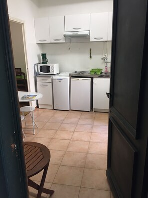 雪櫃、微波爐、咖啡機/沖茶器、廚房用具/餐具/器皿