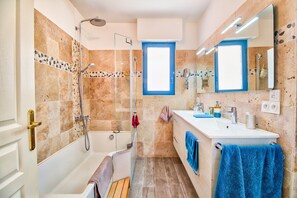 Bathtub, hair dryer, towels - Villa opposite Citadelle - Villefranche sur Mer (Villefranche-sur-Mer)