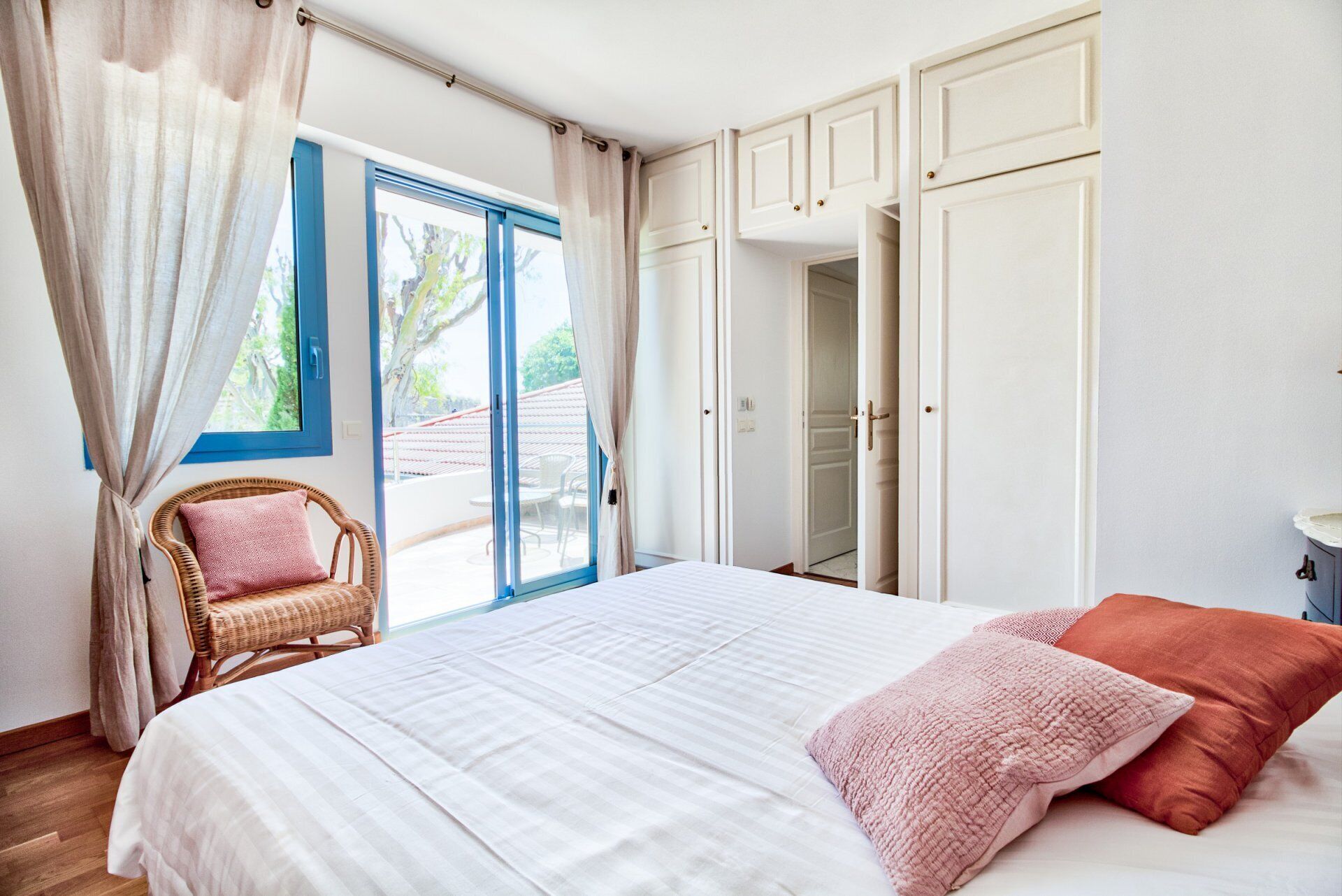 3 室のベッドルーム、アイロン / アイロン台、WiFi、ベッドシーツ