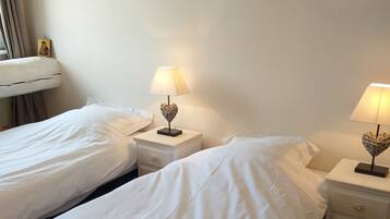 8 Schlafzimmer, Schreibtisch, Bügeleisen/Bügelbrett, Reisekinderbett