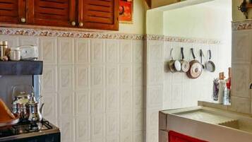 Apartemen Klasik | Dapur pribadi | Lemari es, oven, kompor, dan blender