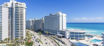 Large STUDIO Beachfront with Ocean View and FREE Parking, Pool, Wifi ..