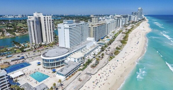 Na praia, espreguiçadeiras, toalhas de praia